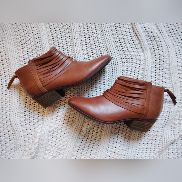 Clarks Tan Fringe Ankle Booties Size 8 So Cute! - Picture 1 of 5